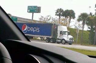 an articulated pepsi lorry that say bepis